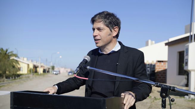 El gobernador bonaerense, Axel Kicillof, en un aco en Magdalena.