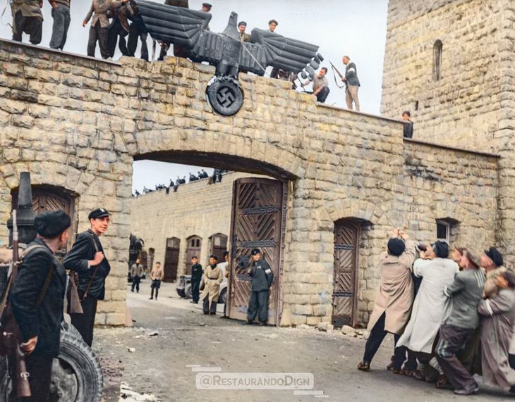 Sobrevivientes de Mauthausen intentan derribar un águila nazi, luego de que las tropas estadounidenses liberaran el campo el 5 de mayo de 1945. Sobrevivientes de Mauthausen intentan derribar un águila nazi, luego de que las tropas estadounidenses liberaran el campo el 5 de mayo de 1945.