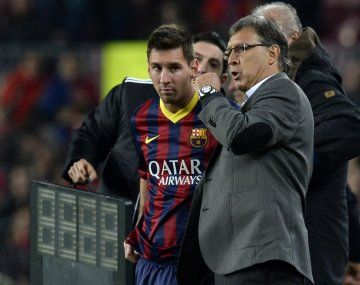 Lionel Messi escucha indicaciones de Gerardo Martino durante su paso por Barcelona.
