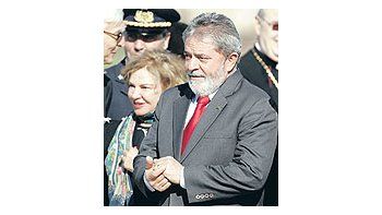 Lula da Silva llegó ayer a Italia, donde tratará temas tan trascendentescomo la crisis financiera global. Sin embargo,podrá distraer su atención sobre un tema doméstico que lopreocupa: las divisiones en su gabinete acerca de la convenienciade dar por tierra con la Ley de Amnistía impuesta porel último régimen militar.