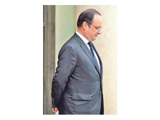 Una mayoría del 77% de los franceses creía, según una encuesta publicada el domingo, que los problemas de alcoba del presidente François Hollande eran de índole personal. Sin embargo, el escándalo de faldas toma ribetes cada vez más políticos.