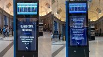 Las advertencias en las estaciones de tren para quienes corten las calles.