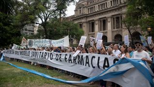 Las farmacias nucleadas en la Confederación Farmacéutica Argentina (COFA) presentaron esta mañana un recurso de amparo contra el DNU de Milei.&nbsp;