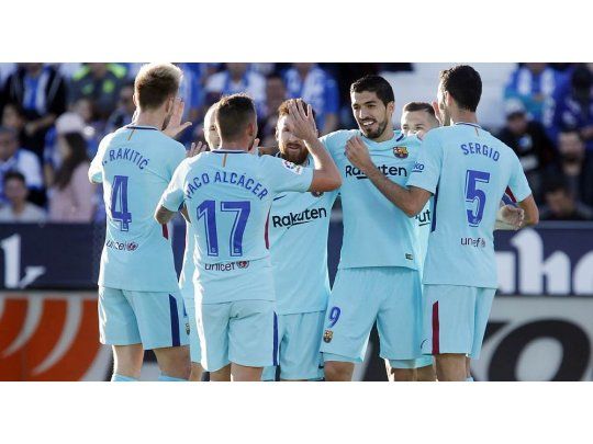Abrazado a Messi, Luis Suárez, autor de dos goles (Foto: @FCBarcelona_es).