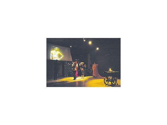 La cordobesa «ADN», una de las 40 piezas que exhibirá la Fiesta Nacional del Teatro, segúnanunció ayer el secretario de Cultura porteño, Gustavo López, quien también tuvo que escucharreclamos de teatristas independientes.