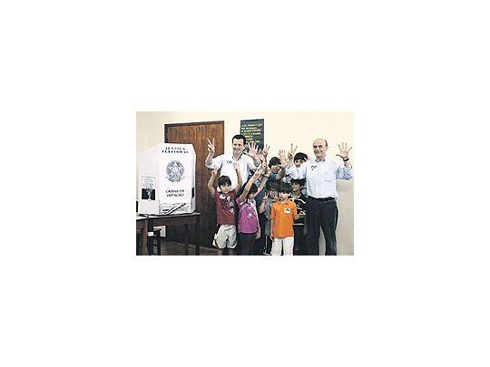 El reelectoalcalde de SanPablo, GilbertoKassab (izquierda),posajunto a supadrino político,el gobernadorestadual JoséSerra, trasemitir su voto.El triunfoopositor en laprincipal ciudadde Brasilcambia el mapapolítico convistas a laspresidencialesde 2010.
