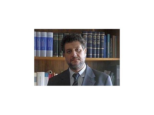 El juez platense Luis Arias alertó por la firma sistemática de DNU sin que haya necesidad y urgencia, donde el Poder Ejecutivo asume las demás funciones de los poderes del Estado.