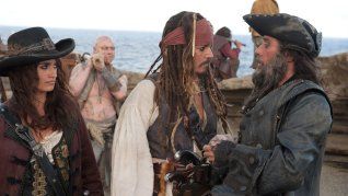 Penélope Cruz, Johnny Depp e Ian McShane en Piratas del Caribe: navegando en aguas misteriosas.