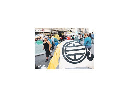 Los trabajadores de ATE decidieron acampar frente a la porteña Casa de la Provincia de Buenos Aires, sobre la avenida Callao, para amplificar sus reclamos.