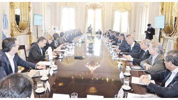 Gabinete. Ayer Mauricio Macri presidió la reunión de Gabinete, otro campo de batalla para Cambiemos. Los radicales presionarán  de nuevo en 2017 por más sillones. En 2015 lograron dos y el Plan Belgrano para José Cano. Los recortes a los fondos que le prometieron al tucumano están en el centro de la interna del grupo.