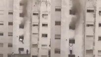 Se incendió un edificio en Mar del Plata y los vecinos escaparon por las ventanas.