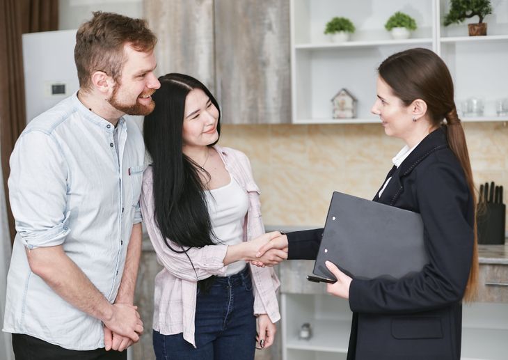 Una pareja concreta la adquisición de una vivienda renovada junto a la inmobiliaria. En el flipping, vender la propiedad dentro de los 90 días posteriores a la reforma es clave para preservar la rentabilidad Una pareja concreta la adquisición de una vivienda renovada junto a la inmobiliaria. En el flipping, vender la propiedad dentro de los 90 días posteriores a la reforma es clave para preservar la rentabilidad