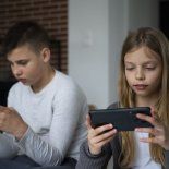 El primer ministro griego señaló que los niños expuestos a las pantallas no dejan que su mente descanse. El primer ministro griego señaló que los niños expuestos a las pantallas no dejan que su mente descanse.