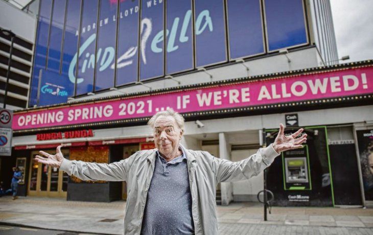 Lloyd Webber. El autor de “Cenicienta” ante el teatro del West End donde iba a debutar ayer. “Estreno primavera 2021... Si nos dejan”, decía la marquesina. Pero fue el covid el que no lo dejó.