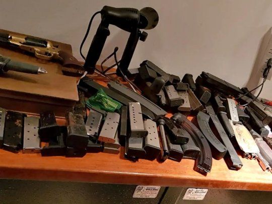 Las armas y los cargadores estaban ocultos en una caja fuerte dentro de la casa de un colaborador de Balcedo.