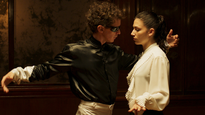 Nahuel Pérez Biscayart y Úrsula Corberó protagonizan El Jockey, en Disney +.