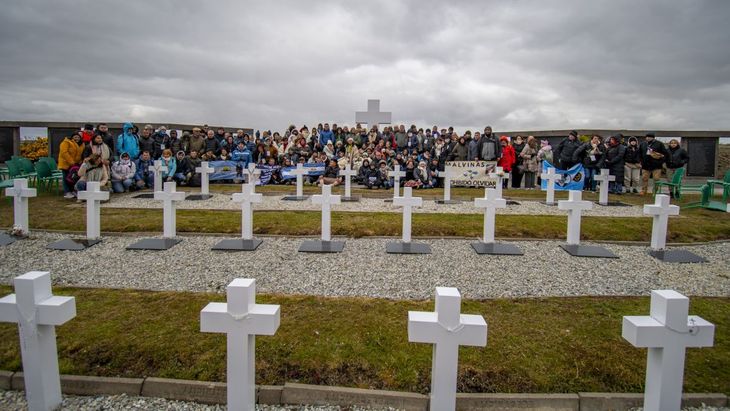 Los familiares de los caídos pudieron visitar el cementerio Darwin para rendir homenaje.
