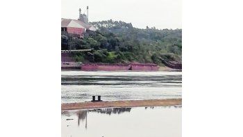 Postales inusuales. En la localidad misionera de Eldorado, la bajante dejó ver viejos muelles, usualmente tapados por el agua.