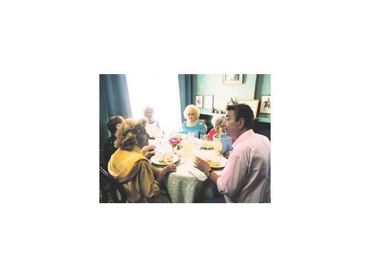 Pintoresco y cálido retrato de cuatro abuelas romanas que coinciden en la casa de un cincuentón.