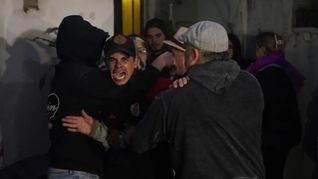 Familiares y allegados de Agostina Vega reclamaron justicia tras la confirmación del hallazgo. Familiares y allegados de Agostina Vega reclamaron justicia tras la confirmación del hallazgo.