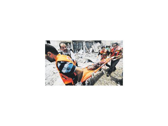 Media hora de tregua fue más que insuficiente para los servicios de emergencia que trataron de evacuar a heridos y rescatar de los escombros los cuerpos de las víctimas en el barrio de Shahaiya.