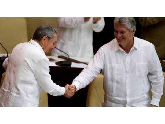Raúl Castro saludando a Miguel Díaz-Canel.