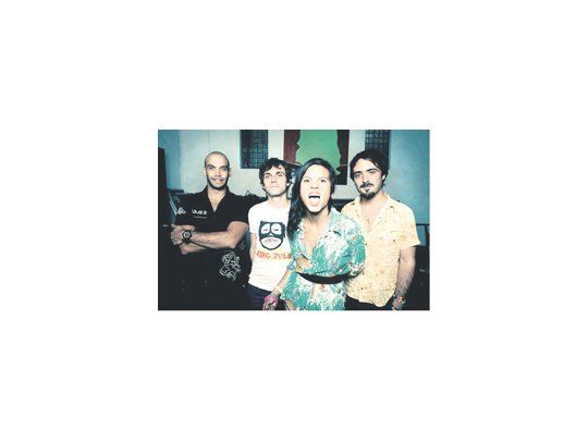 La cantante Li Saumet y el resto de los músicos de Bomba Estéreo, el grupo colombiano que cierra su gira internacional «Pájaros Tour» este fin de semana en Niceto Club.