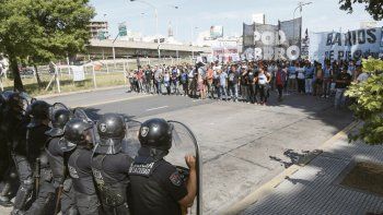Protesta. Horas de tensión se vivían anoche en el centro porteño con manifestantes intentando acampar ante el ministerio de Desarrollo Social en plena 9 de Julio. La Policía de la Ciudad frenó el avance de activistas desde la estación Constitución con un importante operativo, pero tras el fracaso de las negociaciones s, los militantes del Polo Obrero y de Barrios de Pie lograron anoche llegar a la sede de la cartera social vía subte, a pesar del bloqueo a las estaciones por parte de los efectivos. Reclaman un bono de fin de año para desocupados y&nbsp; aumento en los planes sociales.