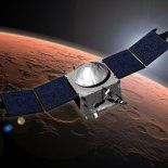 MAVEN se lanzó en 2013 y llegó a la órbita de Marte en septiembre de 2014. Su objetivo fue estudiar la atmósfera superior y la ionosfera para medir cuánto material pierde el planeta rojo hacia el espacio. MAVEN se lanzó en 2013 y llegó a la órbita de Marte en septiembre de 2014. Su objetivo fue estudiar la atmósfera superior y la ionosfera para medir cuánto material pierde el planeta rojo hacia el espacio.