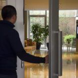 Tótem de seguridad en el ingreso de un edificio porteño. Permite comunicación en tiempo real con un centro de monitoreo y control remoto de accesos Tótem de seguridad en el ingreso de un edificio porteño. Permite comunicación en tiempo real con un centro de monitoreo y control remoto de accesos