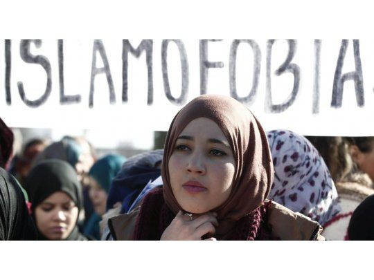 Hiyab. Denuncian que mujeres musulmanas en Buenos Aires son tratadas de terroristas por el sólo hecho de utilizar vestimenta religiosa.