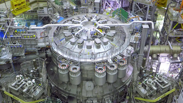 El Reactor Termonuclear Experimental Internacional (ITER, por sus siglas en inglés) es un faraónico proyecto científico de fusión nuclear en el que participan 35 de las mayores economías del mundo. La Unión Europea aporta el 40% de la financiación. China, India, Japón, Corea del Sur, Rusia y Estados Unidos aportan el 60% restante. El reactor se encuentra en construcción en Cadarache, al sur de Francia. El Reactor Termonuclear Experimental Internacional (ITER, por sus siglas en inglés) es un faraónico proyecto científico de fusión nuclear en el que participan 35 de las mayores economías del mundo. La Unión Europea aporta el 40% de la financiación. China, India, Japón, Corea del Sur, Rusia y Estados Unidos aportan el 60% restante. El reactor se encuentra en construcción en Cadarache, al sur de Francia.