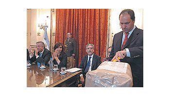ámbito.com | Caras largas ayer en el Salón Sur de la Casa de Gobierno. En un acto en el que debió estar el renunciado Claudio Uberti, Néstor Kirchner mira fijo, Cristina de Kirchner observa sonriendo cómo se amaña Daniel Scioli para abrir un pliego de licitación.Conte