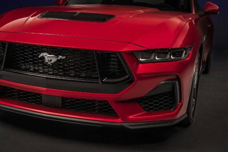 The new Ford Mustang becomes a very high-performance sports car, making it also ideal for daily use. The new Ford Mustang becomes a very high-performance sports car, making it also ideal for daily use.