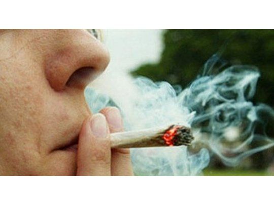 Fumar marihuana triplica riesgo de muerte por hipertensión