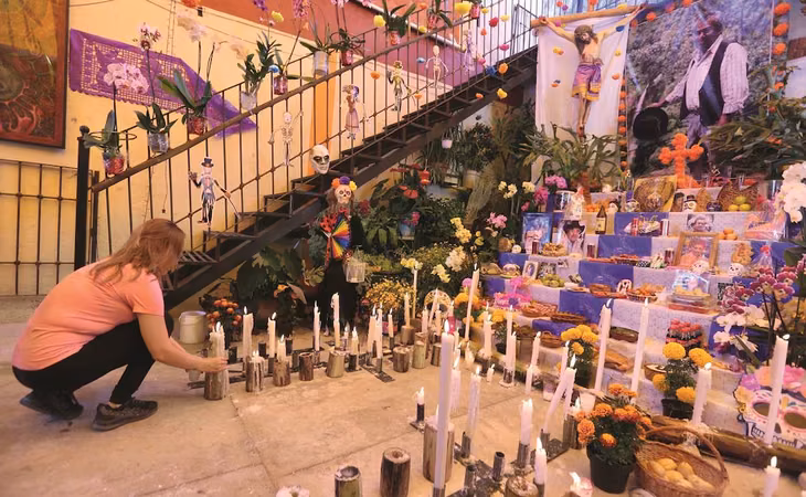 Malinalco recibe a los visitantes durante Día de Muertos con ofrendas dedicadas a los llamados Muertos Nuevos.