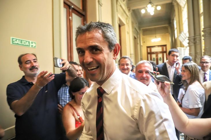 Martín Menem, presidente de la Cámara de Diputados, expresa su algarabía a la salida de la votación de la ley Ómnibus en general. A pesar de su aprobación, el proyecto luego fue retirado por pedido de Javier Milei. Martín Menem, presidente de la Cámara de Diputados, expresa su algarabía a la salida de la votación de la ley Ómnibus en general. A pesar de su aprobación, el proyecto luego fue retirado por pedido de Javier Milei.