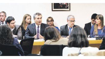 Alejandro Vanoli, presidente del BCRA, junto a Roberto Feletti, jefe de la bicameral que investiga la apertura de cuentas en la filial suiza del HSBC, y Juliana Di Tullio, jefa del bloque kirchnerista de Diputados.