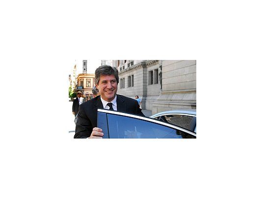 El ministro de Economía se presentó en el Senado tras ser convocado por la comisión.