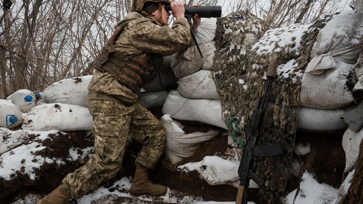 Un soldado vigila la frontera entre Ucrania y Rusia.