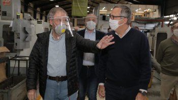Avance. El gobernador Schiaretti, al recorrer una fábrica de bombas hidráulicas, dijo que pronto todas las industrias estarán trabajando.