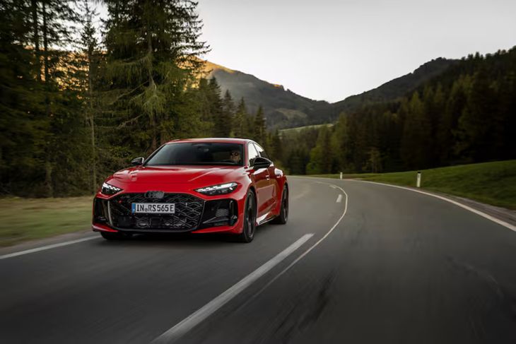 Gracias a esta configuración, el modelo puede recorrer hasta 84 kilómetros en modo 100% eléctrico, lo que representa un salto importante frente a las versiones anteriores, que utilizaban exclusivamente motores a combustión. Gracias a esta configuración, el modelo puede recorrer hasta 84 kilómetros en modo 100% eléctrico, lo que representa un salto importante frente a las versiones anteriores, que utilizaban exclusivamente motores a combustión.