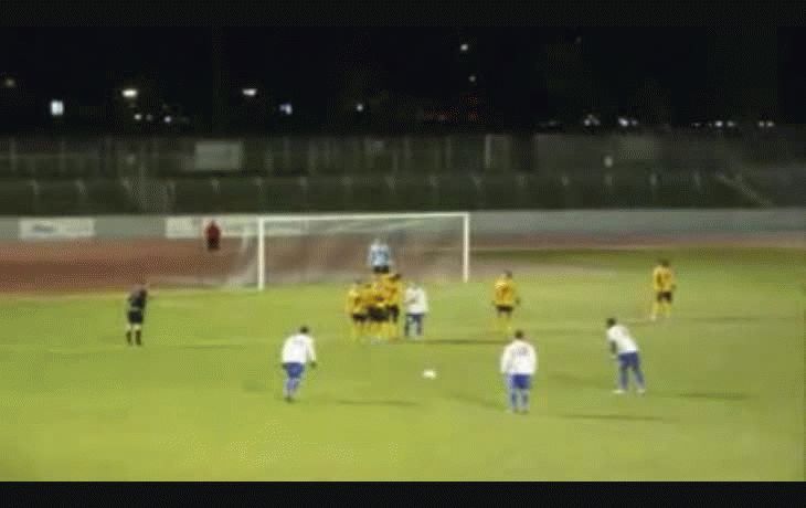 Ronaldinho deslumbra con “sombrerito” de fantasía