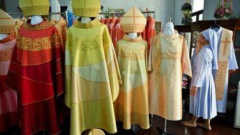 Lasmonjas del Convento Praharuthai de Bangkok realizan las doscasullas con las que Francisco celebrará las misas en ese&nbsp;lugar