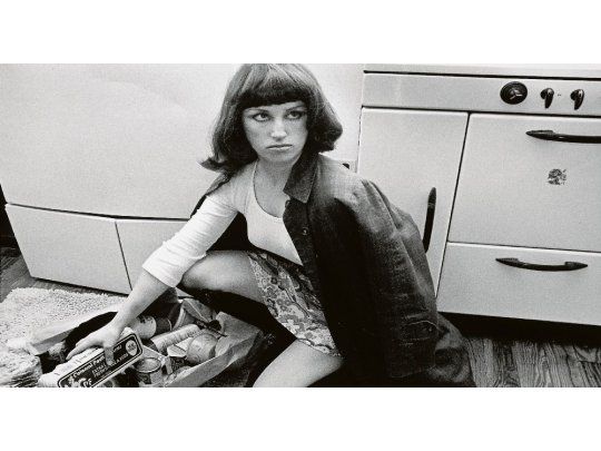 La exposición ofrece una mirada impar de los años sesenta.