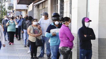 La fuerte ca&iacute;da de ingresos en las provincias&nbsp;por la cuarentena obligatoria amenaza con complicar seriamente el calendario de pago de los sueldos de abril.