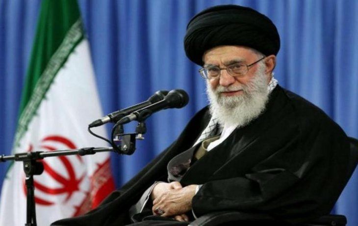 Alí Jamenei sigue siendo la figura decisiva en la política iraní, con un mandato que abarca más de tres décadas y un poder que supera al de cualquier otro funcionario estatal. Su liderazgo enfrenta hoy tensiones tanto internas como externas, en un contexto donde las demandas de la sociedad desafían el modelo consolidado tras la revolución islámica de 1979.&nbsp;