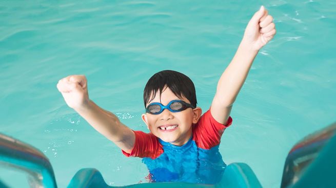 Un especialista confirmó que es seguro hacer natación después de comer.