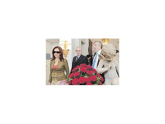 CristinaFernández,Jorge Taianay NéstorKirchnerayer en elSacherHotel deViena, antesde salirhacia lareuniónel primermandatariode Austria.Hoy hablaante lacumbremandatarios.