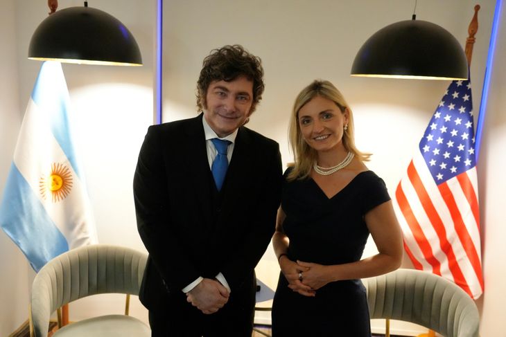 Milei se reuni&oacute; con Sarah Rogers.